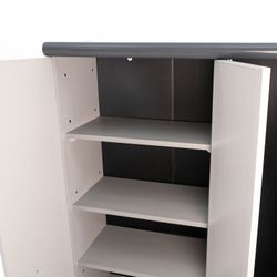 Armario de Jardín Gardiun Tavira 94x39x167 cm en PVC - 3 Puertas, 3 Baldas Regulables, Escobero, Ideal para Interior y Exterior