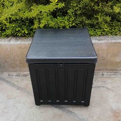 Baúl de Resina para Exterior Gardiun Soften Small 42,8x42,8x46,4 cm - 76L con Cinta de Sujeción y Asas Laterales, Ideal para Jardín y Terraza