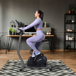 Bicicletta statica con pulsometro sul manubrio e display, 98 x 51 x 132 cm, in acciaio grigio e nero | Collezione Serie 900
