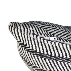 Cuscino, 55 x 30 cm, con stampa a zig-zag nero/bianco | Collezione Breda