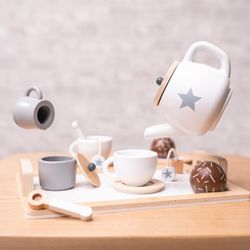 Set da tè per bambini Montessori, 27 x 21 x 10 cm, in legno di albero di loto in bianco, grigio e naturale | Collezione Tea Caprizze