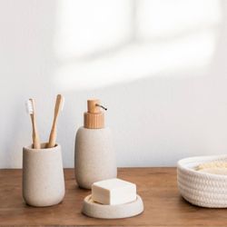 Dispensador de jabón, 8 x 8 x 17 cm, de arenisca y madera de fresno en beige | Colección Sandstone