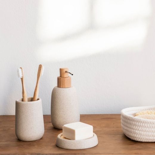 Dispensador de jabón, 8 x 8 x 17 cm, de arenisca y madera de fresno en beige | Colección Sandstone