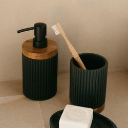 Dispensador de jabón, 8 x 8 x 18 cm, de poliresina y madera de acacia en negro y natural | Colección Striped