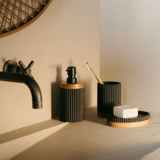 Dispensador de jabón, 8 x 8 x 18 cm, de poliresina y madera de acacia en negro y natural | Colección Striped