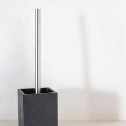 Spazzola da bagno, 9,5 x 9,5 x 36,5 cm, in poliresina e metallo nero | Collezione Ardesia