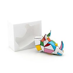 Figura cabeza de rinoceronte de pared, 25 x 20 x 16 cm, en poliresina multicolor
