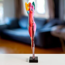 Sculpture féminine Scarlett, 19 x 15 x 101 cm, en polyrésine multicolore