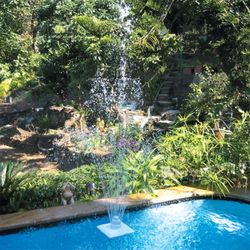 Schwimmende Fontäne Kokido Nepta Grecian für Abnehmbare und eingelassene Pools