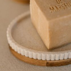 Jabonera, 14 x 9,5 x 3 cm, de poliresina y madera de acacia en beige y natural | Colección Striped