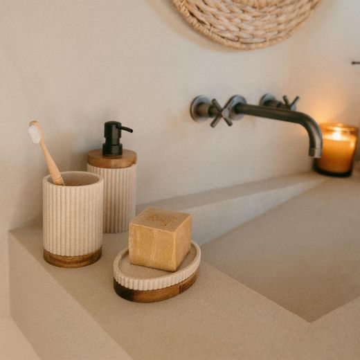 Jabonera, 14 x 9,5 x 3 cm, de poliresina y madera de acacia en beige y natural | Colección Striped