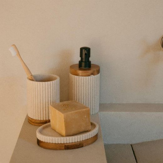 Jabonera, 14 x 9,5 x 3 cm, de poliresina y madera de acacia en beige y natural | Colección Striped