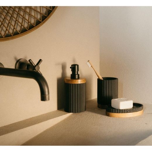 Jabonera, 14 x 9,5 x 3 cm, de poliresina y madera de acacia en negro y natural | Colección Striped
