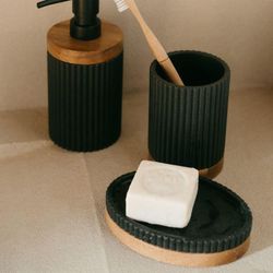 Jabonera, 14 x 9,5 x 3 cm, de poliresina y madera de acacia en negro y natural | Colección Striped