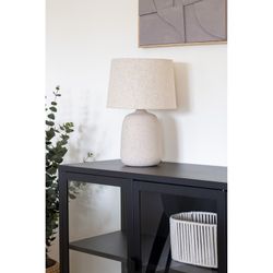 Lampada da tavolo, 30 x 30 x 46 cm, in ceramica sabbia | Collezione Croft