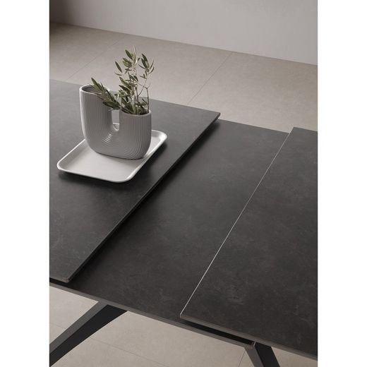Tavolo da pranzo allungabile, 150-200 x 85 x 76 cm, in pietra sintetica e metallo colore grigio scuro e nero | Collezione Beca