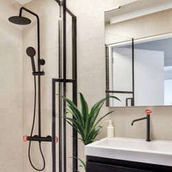 Pack Columna Ducha y Grifo Monomando Negro Mate con Reguladores Rojos