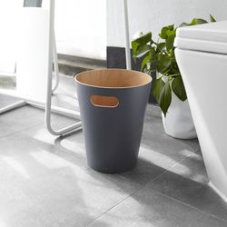 Cestino, 23 x 23 x 28 cm, in legno di faggio grigio scuro e naturale | Collezione Woodrow