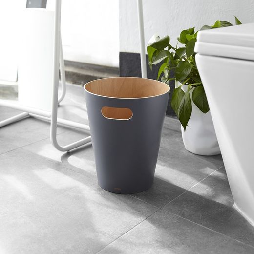 Cestino, 23 x 23 x 28 cm, in legno di faggio grigio scuro e naturale | Collezione Woodrow