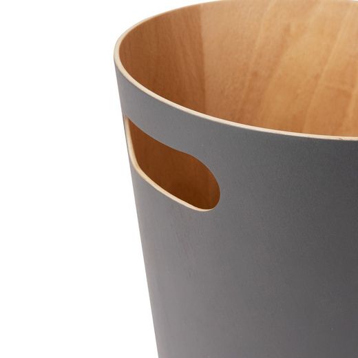 Cestino, 23 x 23 x 28 cm, in legno di faggio grigio scuro e naturale | Collezione Woodrow