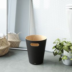 Cestino, 24,5 x 24,5 x 28 cm, in legno nero | Collezione Woodrow