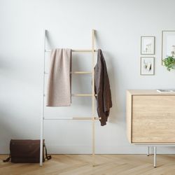Perchero, 41-61 x 152 cm, de madera en blanco y natural | Colección Hub