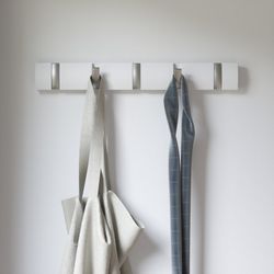 Portabastoni da parete, 51 x 6 x 3 cm, in legno di pioppo e ABS bianco | Collezione Flip