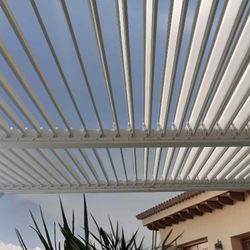 Bioklimatische Pergola Somerset 3x4 aus weißem Aluminium mit Lamellen und LED