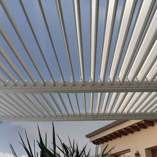Bioklimatische Pergola Somerset 3x4 aus weißem Aluminium mit Lamellen und LED
