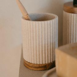 Porta-spazzolino, 8 x 8 x 11 cm, in poliresina e legno di acacia in beige e naturale | Collezione Striped