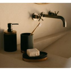 Porta-spazzolino, 8 x 8 x 11 cm, in poliresina e legno di acacia in nero e naturale | Collezione Striped