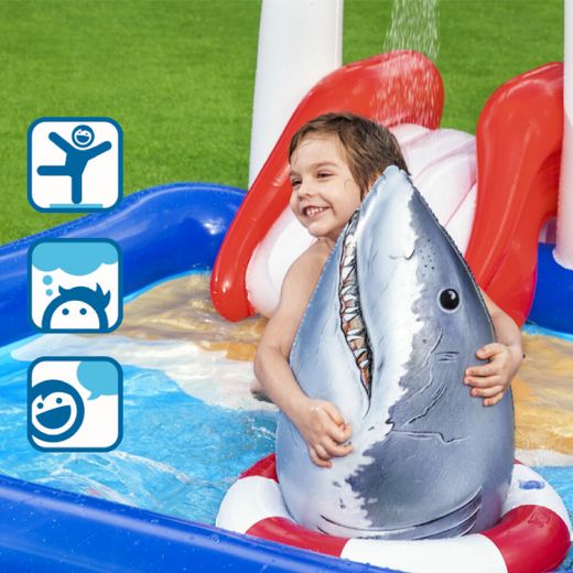 Brinquedo inflável Bestway Lifeguard Tower Play Center 234x203x129 cm com pulverizadores, escorregador e tubarão inflável