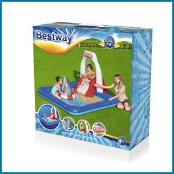 Brinquedo inflável Bestway Lifeguard Tower Play Center 234x203x129 cm com pulverizadores, escorregador e tubarão inflável
