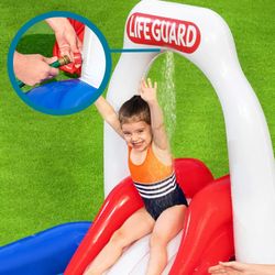Brinquedo inflável Bestway Lifeguard Tower Play Center 234x203x129 cm com pulverizadores, escorregador e tubarão inflável