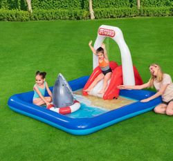 Brinquedo inflável Bestway Lifeguard Tower Play Center 234x203x129 cm com pulverizadores, escorregador e tubarão inflável