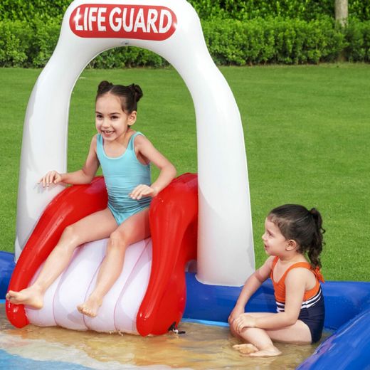 Brinquedo inflável Bestway Lifeguard Tower Play Center 234x203x129 cm com pulverizadores, escorregador e tubarão inflável