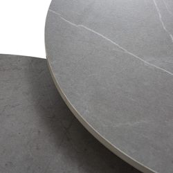 Set di 2 tavolini rotondi, 70-50 x 70-50 x 40-45,5 cm, in pietra sintetica e metallo grigio e nero | Collezione Louna