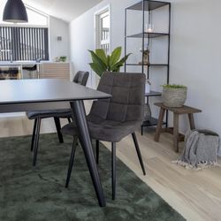 Sedia da pranzo, 55 x 44 x 86 cm, in microfibra grigio scuro | Collezione Middelfart
