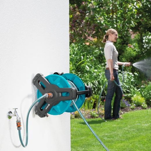 Soporte y carrete portamanguera Gardena Classic 50 con manguera y sistema antigoteo