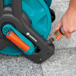 Soporte y carrete portamanguera Gardena Classic 50 con manguera y sistema antigoteo